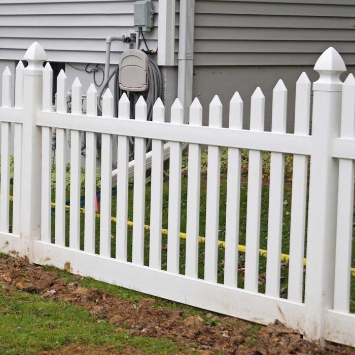 Hampshire Picket Fence in Backyard with Grass