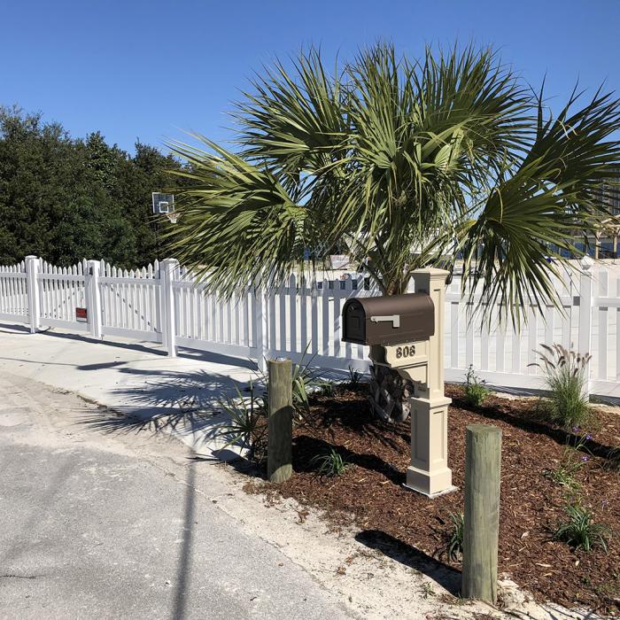 Hampshire Picket Fence with Palm Tree