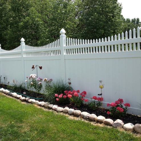 Vinyl Fencing Preview Image linking to the vinyl fence page